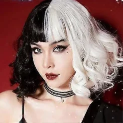 Cruella De Vil Cosplay Kort Svartvit Hel Peruk För Halloween Kvinnor Vågig Bob Peruk Med Lugg Maskerad Kostym Rekvisita><noscript><img width=
