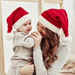 Familjematchande tomteluva, mamma och baby, julstickad mössa, par><noscript><img width=