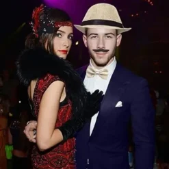 Grå 1920-tals herr beige färg Maskerad tillbehör Gangster Flapper Set Great Gatsby Kostym Kit 1920-tal med Trilby Hatt Mustasch elastiska hängslen><noscript><img width=