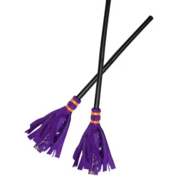 CL Häxkvastprydnad med lila handtag och vita spetsar><noscript><img width=