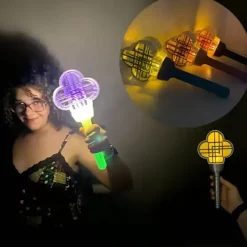 ATELA KPop Demon Hunter Light Stick Cosplay Konsert Hejarklacksstav Färgglada lampor Stödpryl Grupp Halloweenfest Rekvisita Tillbehör><noscript><img width=