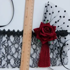 NeunWolken Röd spetsmask med slöja för cosplay, bal, halloween och dansfest> Masker