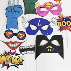 Roliga fotorekvisita, 25 personliga fotorekvisita för superhjältetema-fester><noscript><img width=