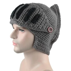 Stickad mössa med gladiatormask i romersk riddarstil - handgjord><noscript><img width=